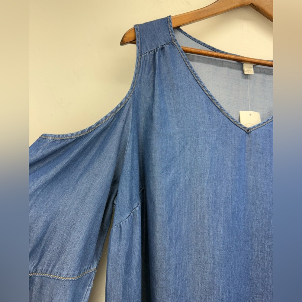 Cato size 18/20W Women’s Blue Denim Chambray Cold Shoulder V-neck Top - Picture 2 of 7